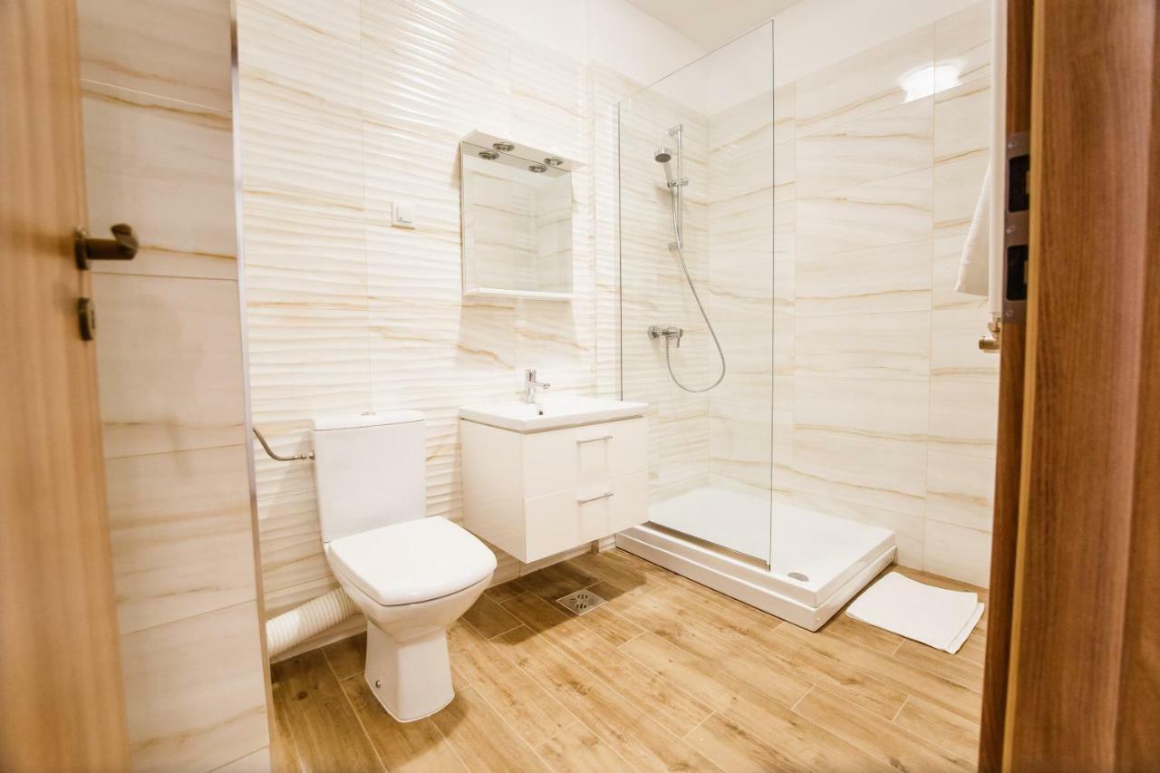 Spacious & Bright 2 Bedroom Central Apartment Oradea Buitenkant foto