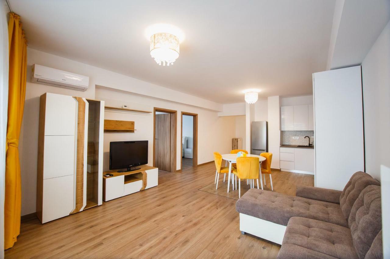 Spacious & Bright 2 Bedroom Central Apartment Oradea Buitenkant foto