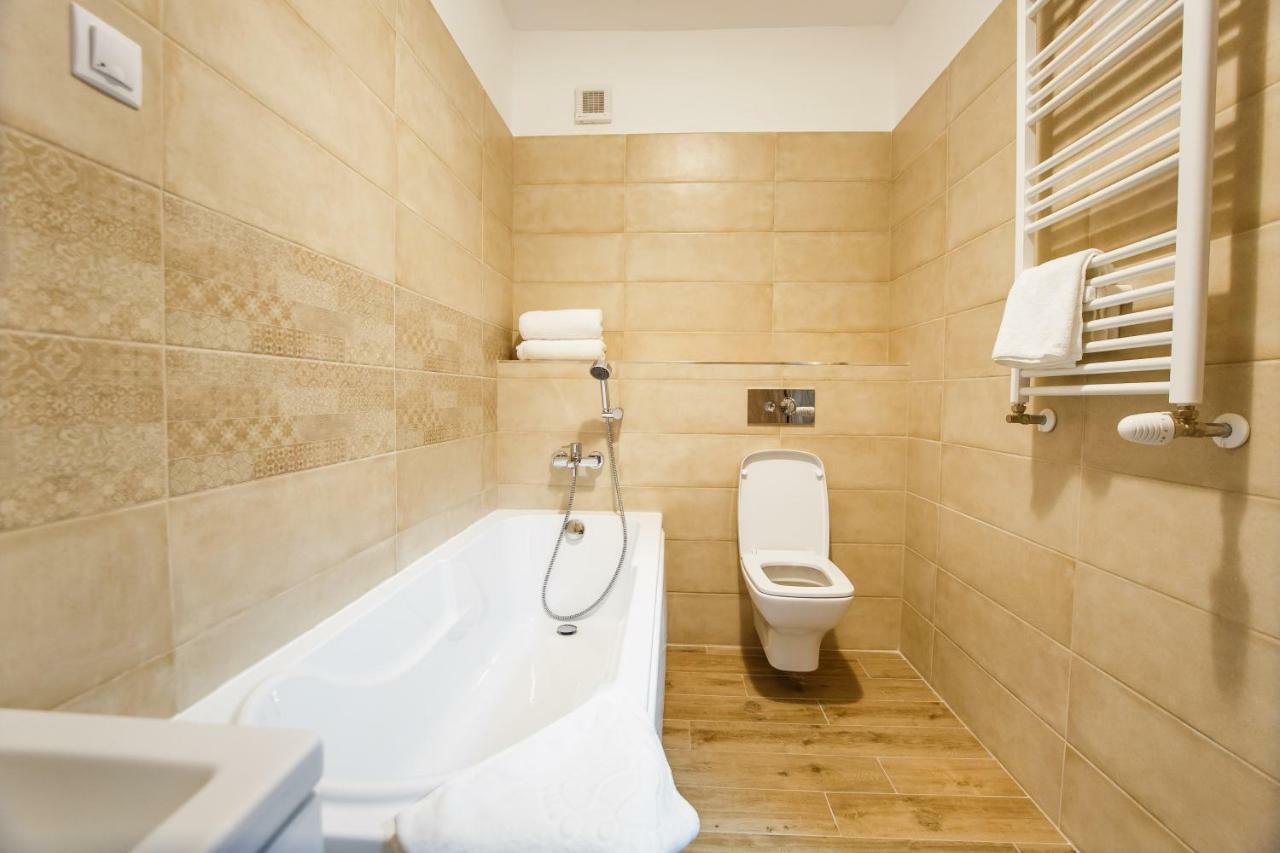Spacious & Bright 2 Bedroom Central Apartment Oradea Buitenkant foto